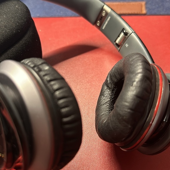 Pre-own Beats by dr.dre solo HD headphone - Picture 2 of 9